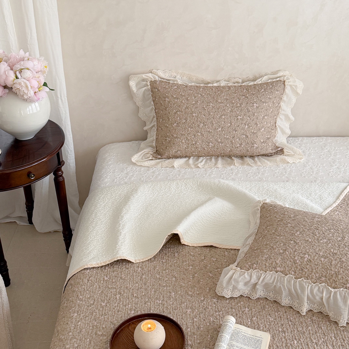 91家纺网 家纺一手货源 找家纺 琳可家居 2026新款印花全棉双层纱床盖棉布花边高温水洗A类标准夹棉可机洗 花园里