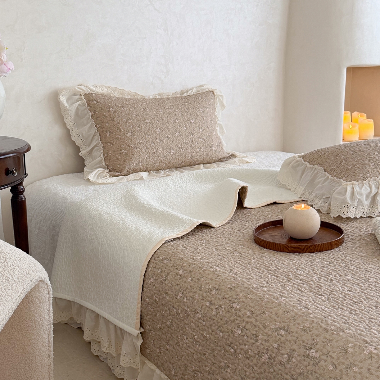 91家纺网 家纺一手货源 找家纺 琳可家居 2026新款印花全棉双层纱床盖棉布花边高温水洗A类标准夹棉可机洗 花园里