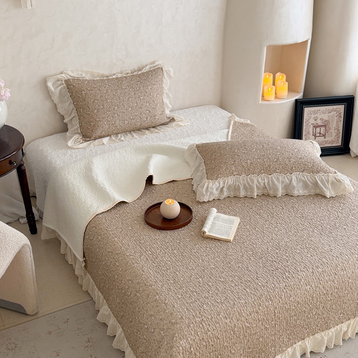 91家纺网 家纺一手货源 找家纺 琳可家居 2026新款印花全棉双层纱床盖棉布花边高温水洗A类标准夹棉可机洗 花园里