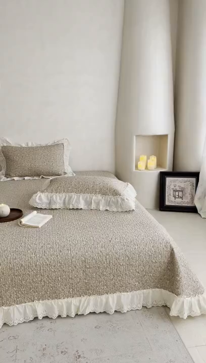 91家纺网 家纺一手货源 找家纺 琳可家居 2026新款印花全棉双层纱床盖棉布花边高温水洗A类标准夹棉可机洗 花园里