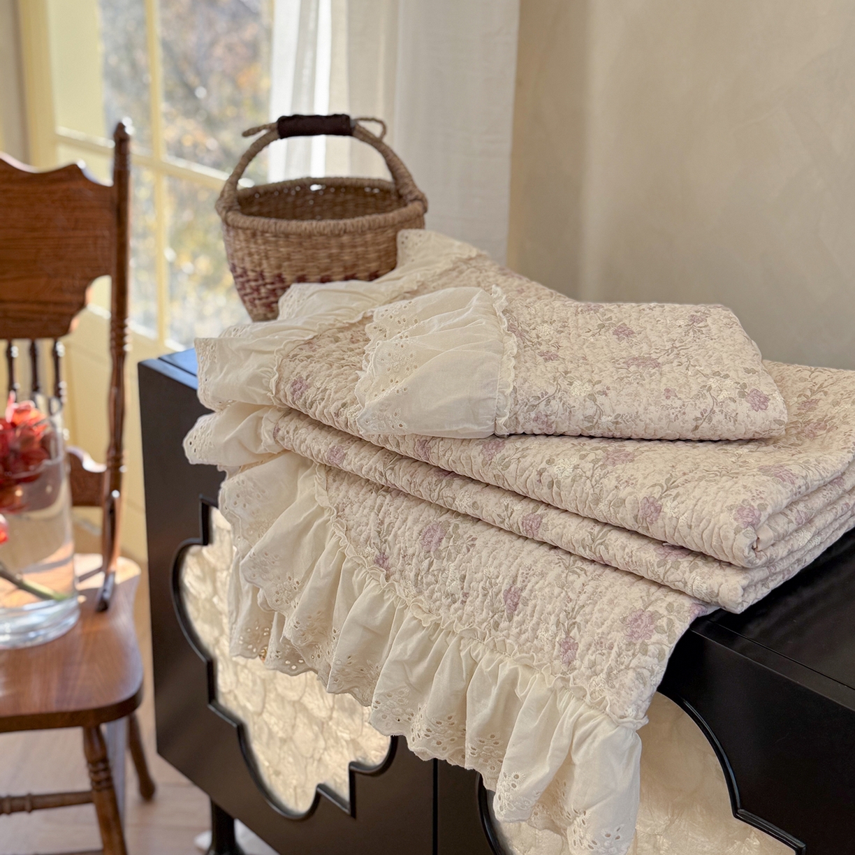 91家纺网 家纺一手货源 找家纺 琳可家居 2026新款印花全棉双层纱床盖棉布花边高温水洗A类标准夹棉可机洗 花之语