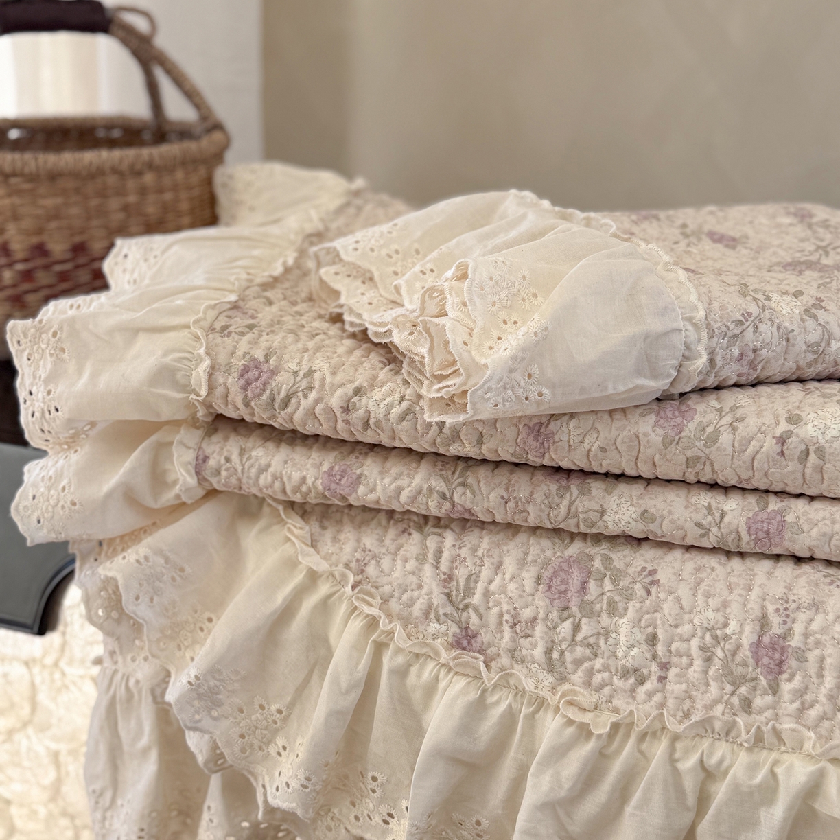 91家纺网 家纺一手货源 找家纺 琳可家居 2026新款印花全棉双层纱床盖棉布花边高温水洗A类标准夹棉可机洗 花之语