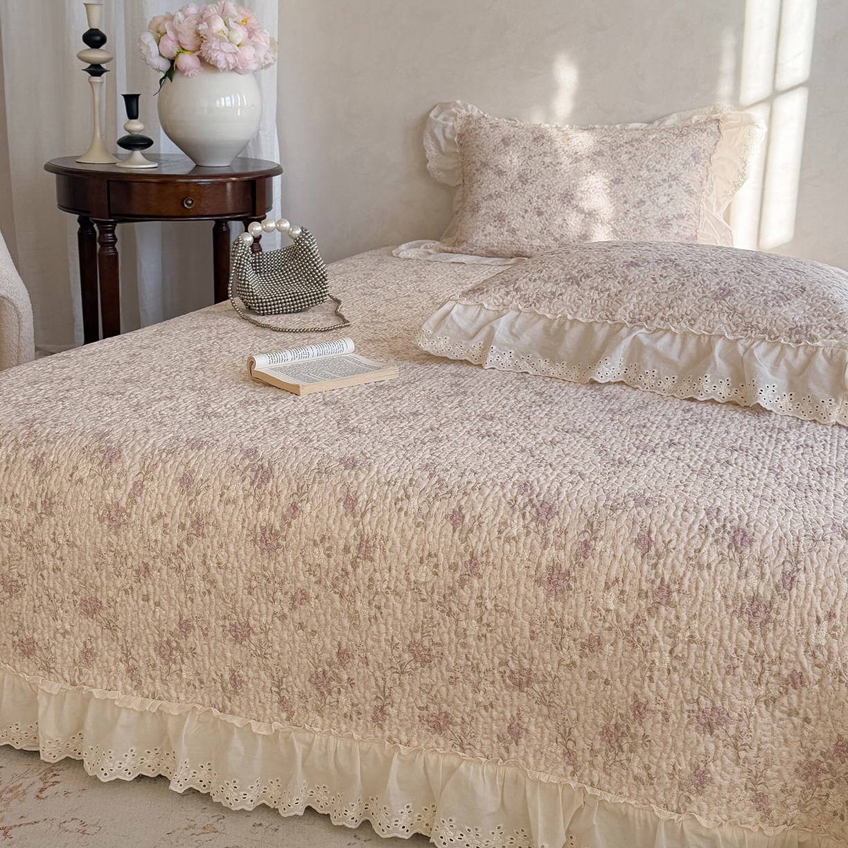 91家纺网 家纺一手货源 找家纺 琳可家居 2026新款印花全棉双层纱床盖棉布花边高温水洗A类标准夹棉可机洗 花之语