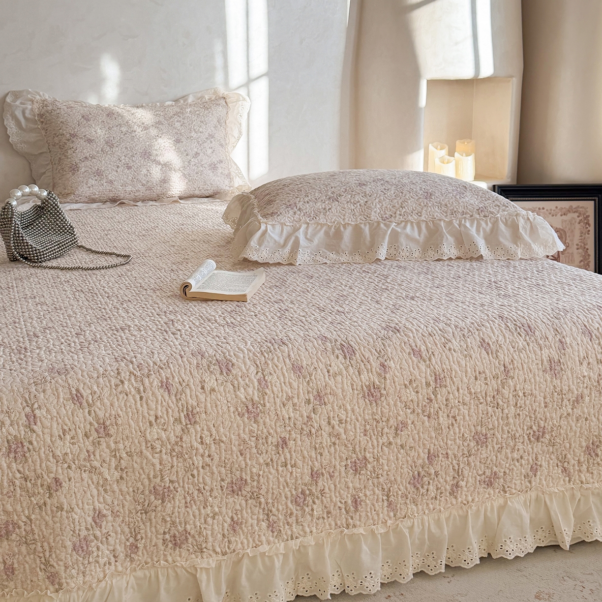 91家纺网 家纺一手货源 找家纺 琳可家居 2026新款印花全棉双层纱床盖棉布花边高温水洗A类标准夹棉可机洗 花之语