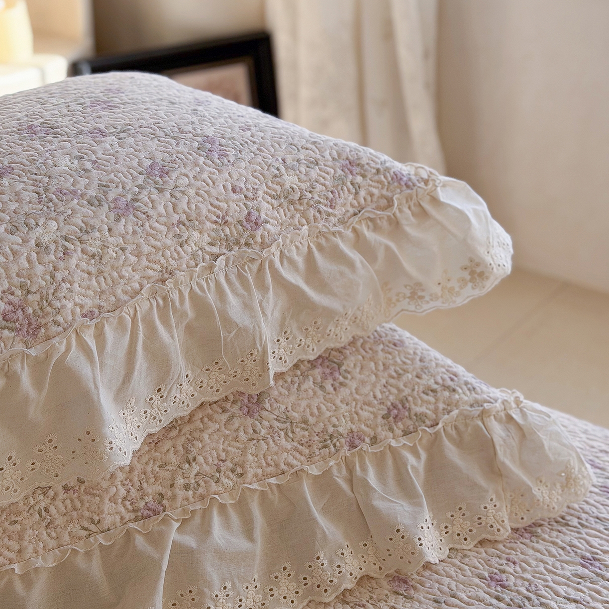 91家纺网 家纺一手货源 找家纺 琳可家居 2026新款印花全棉双层纱床盖棉布花边高温水洗A类标准夹棉可机洗 花之语