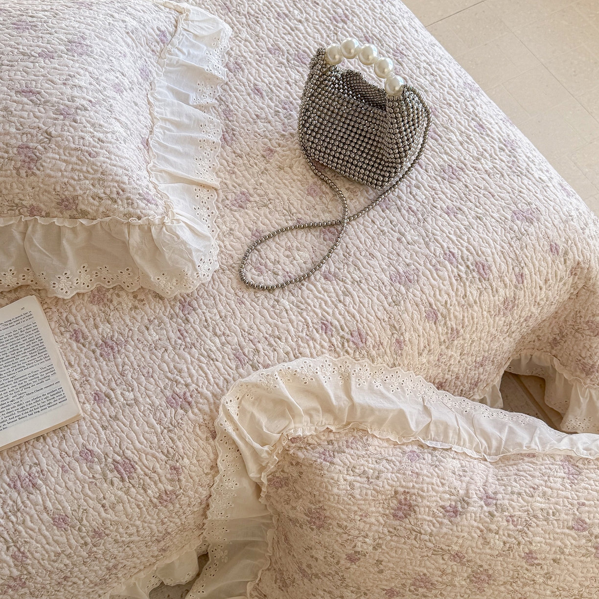 91家纺网 家纺一手货源 找家纺 琳可家居 2026新款印花全棉双层纱床盖棉布花边高温水洗A类标准夹棉可机洗 花之语