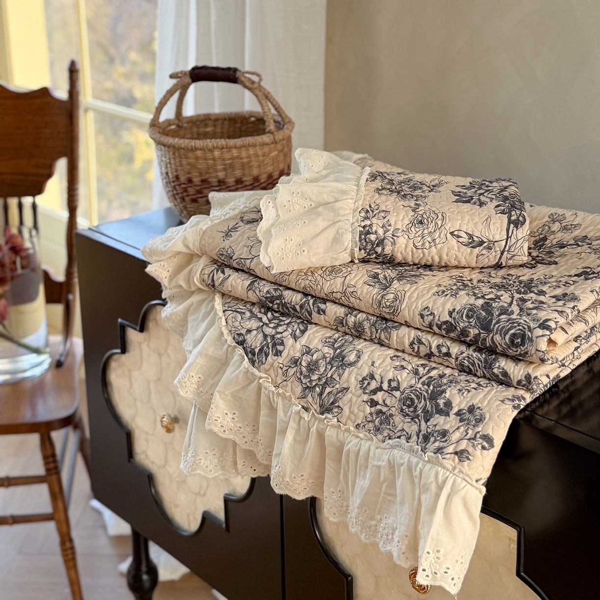 91家纺网 家纺一手货源 找家纺 琳可家居 2026新款印花全棉双层纱床盖棉布花边高温水洗A类标准夹棉可机洗 玫瑰故事