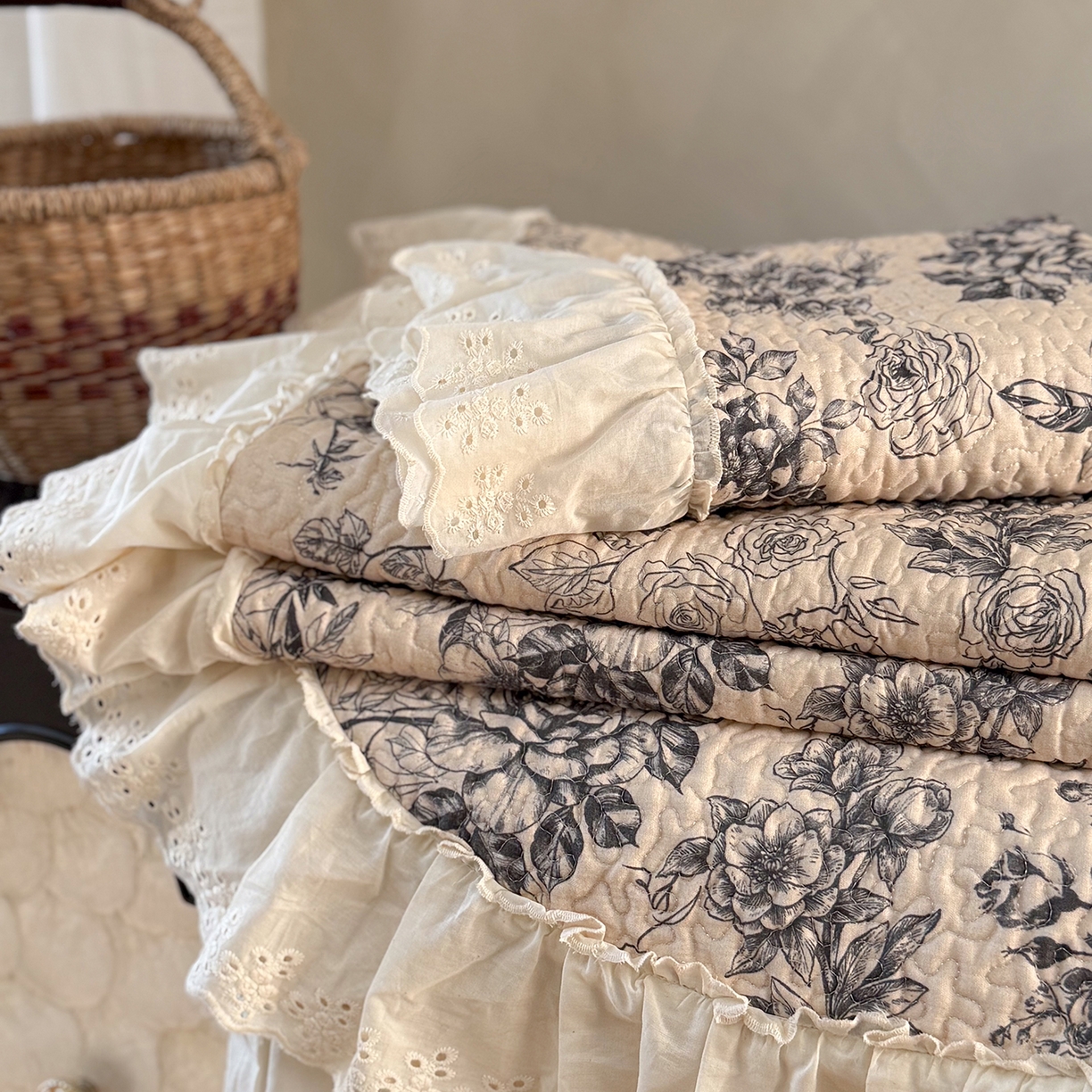 91家纺网 家纺一手货源 找家纺 琳可家居 2026新款印花全棉双层纱床盖棉布花边高温水洗A类标准夹棉可机洗 玫瑰故事