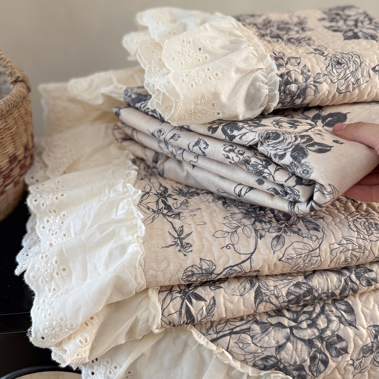 91家纺网 家纺一手货源 找家纺 琳可家居 2026新款印花全棉双层纱床盖棉布花边高温水洗A类标准夹棉可机洗 玫瑰故事