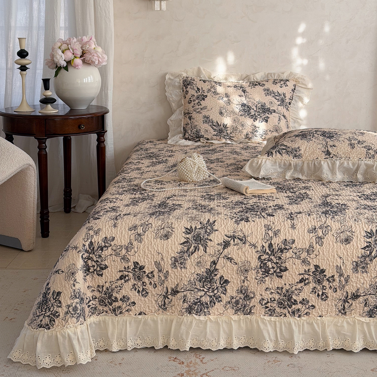 91家纺网 家纺一手货源 找家纺 琳可家居 2026新款印花全棉双层纱床盖棉布花边高温水洗A类标准夹棉可机洗 玫瑰故事