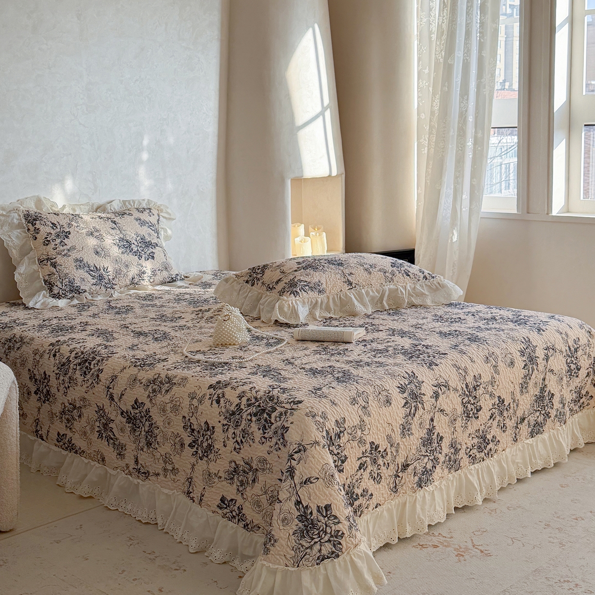 91家纺网 家纺一手货源 找家纺 琳可家居 2026新款印花全棉双层纱床盖棉布花边高温水洗A类标准夹棉可机洗 玫瑰故事