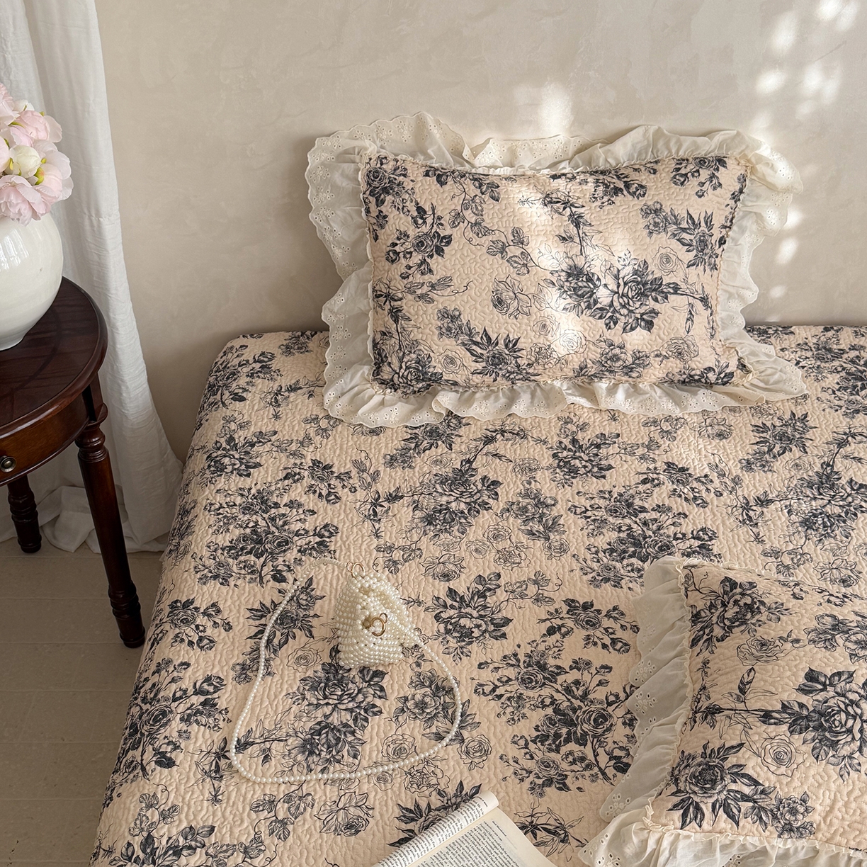 91家纺网 家纺一手货源 找家纺 琳可家居 2026新款印花全棉双层纱床盖棉布花边高温水洗A类标准夹棉可机洗 玫瑰故事