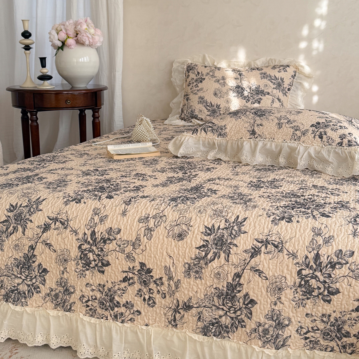 91家纺网 家纺一手货源 找家纺 琳可家居 2026新款印花全棉双层纱床盖棉布花边高温水洗A类标准夹棉可机洗 玫瑰故事