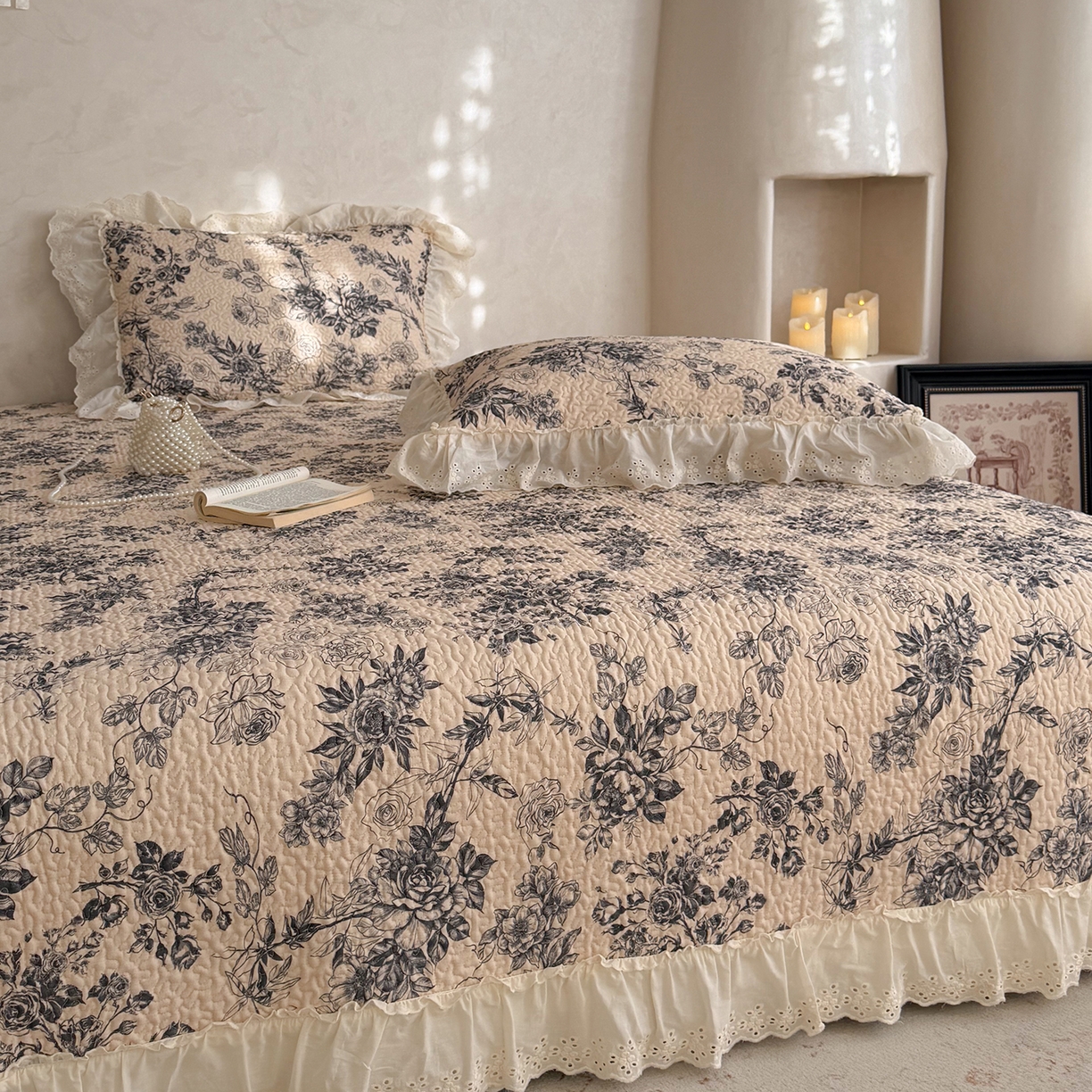 91家纺网 家纺一手货源 找家纺 琳可家居 2026新款印花全棉双层纱床盖棉布花边高温水洗A类标准夹棉可机洗 玫瑰故事