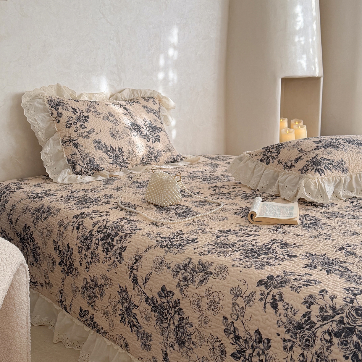 91家纺网 家纺一手货源 找家纺 琳可家居 2026新款印花全棉双层纱床盖棉布花边高温水洗A类标准夹棉可机洗 玫瑰故事