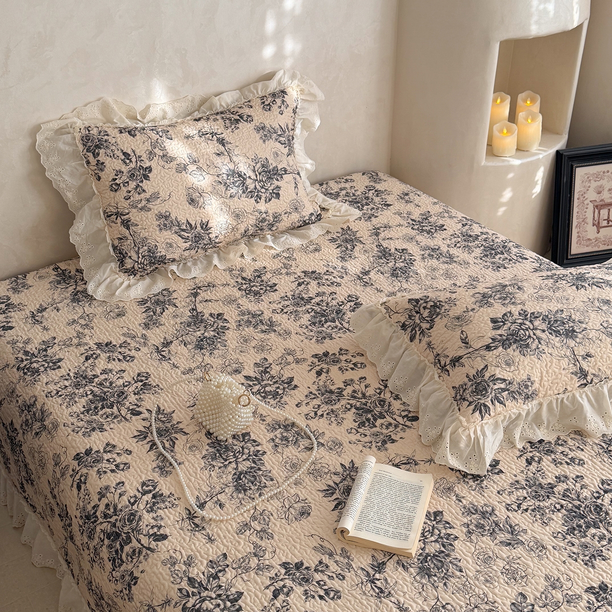 91家纺网 家纺一手货源 找家纺 琳可家居 2026新款印花全棉双层纱床盖棉布花边高温水洗A类标准夹棉可机洗 玫瑰故事