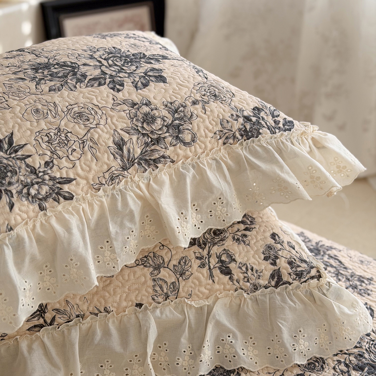 91家纺网 家纺一手货源 找家纺 琳可家居 2026新款印花全棉双层纱床盖棉布花边高温水洗A类标准夹棉可机洗 玫瑰故事