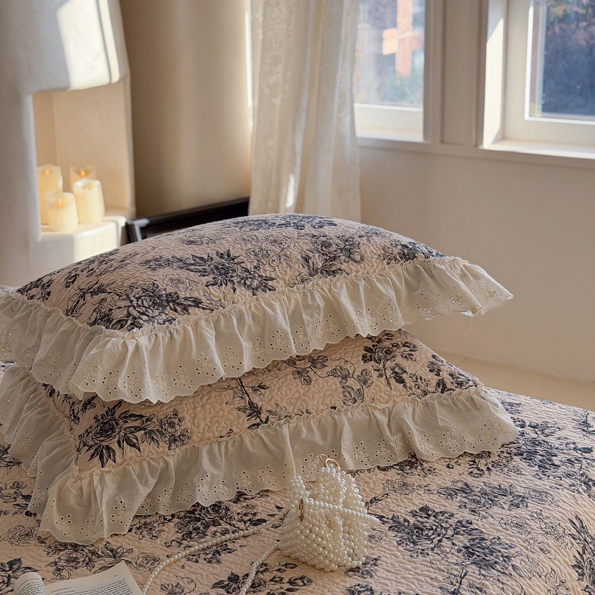 91家纺网 家纺一手货源 找家纺 琳可家居 2026新款印花全棉双层纱床盖棉布花边高温水洗A类标准夹棉可机洗 玫瑰故事