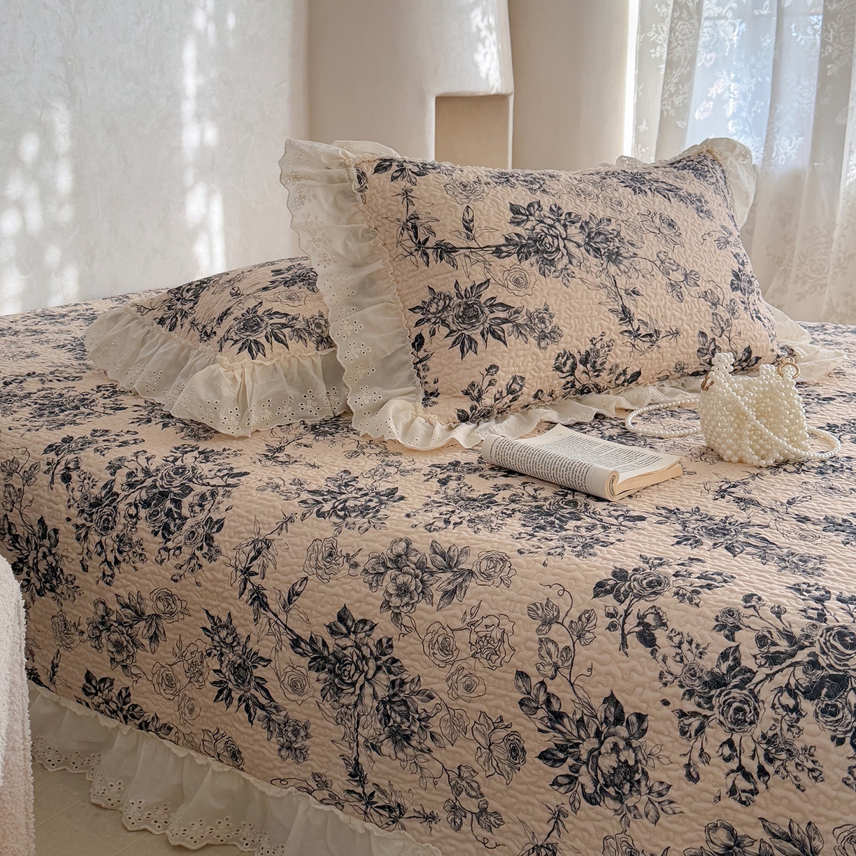 91家纺网 家纺一手货源 找家纺 琳可家居 2026新款印花全棉双层纱床盖棉布花边高温水洗A类标准夹棉可机洗 玫瑰故事