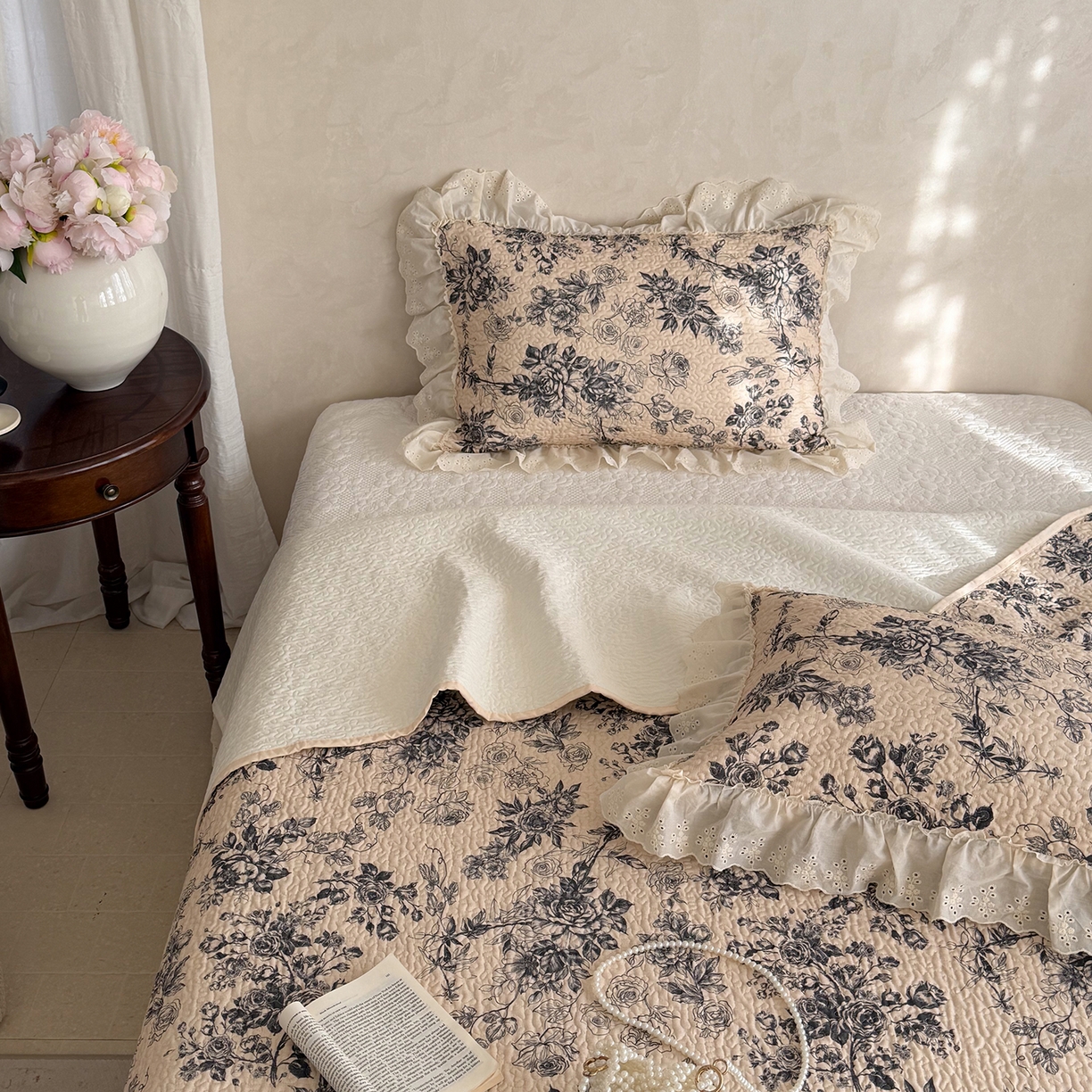 91家纺网 家纺一手货源 找家纺 琳可家居 2026新款印花全棉双层纱床盖棉布花边高温水洗A类标准夹棉可机洗 玫瑰故事