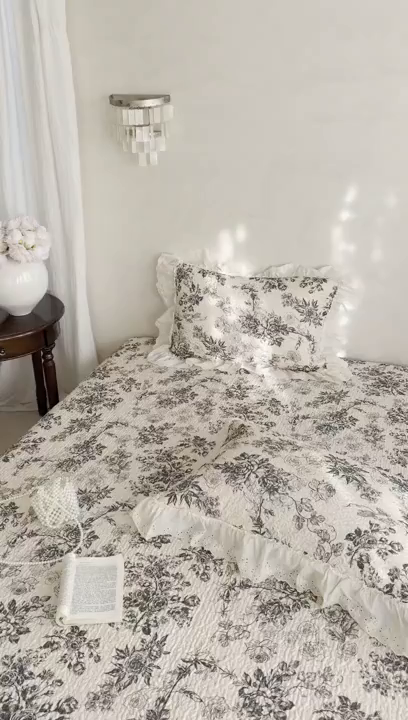 91家纺网 家纺一手货源 找家纺 琳可家居 2026新款印花全棉双层纱床盖棉布花边高温水洗A类标准夹棉可机洗 玫瑰故事