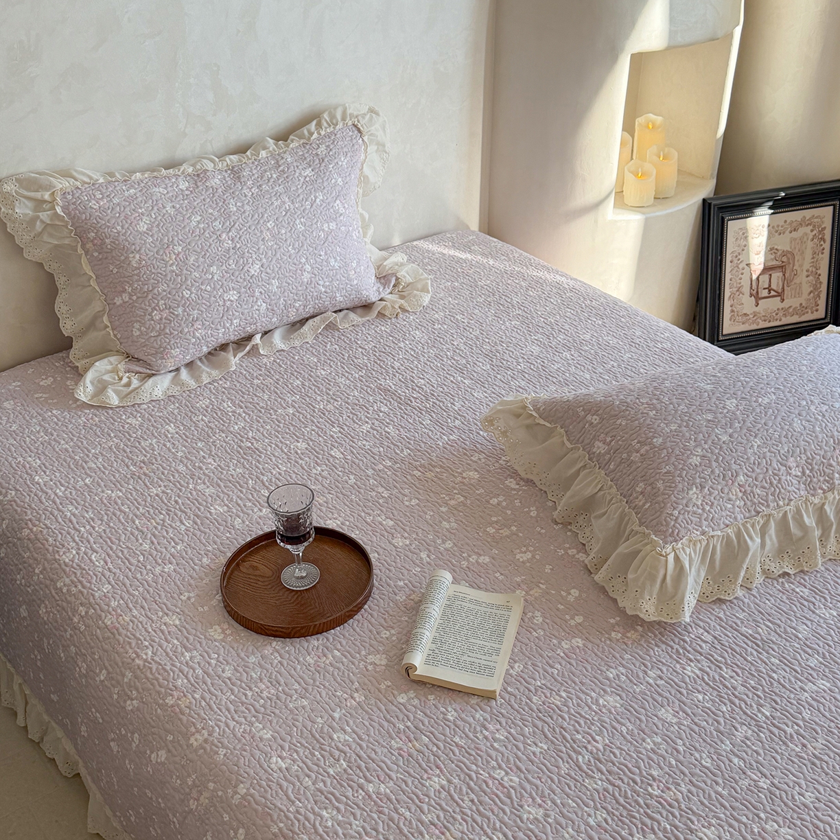 91家纺网 家纺一手货源 找家纺 琳可家居 2026新款印花全棉双层纱床盖棉布花边高温水洗A类标准夹棉可机洗 山岚绮梦