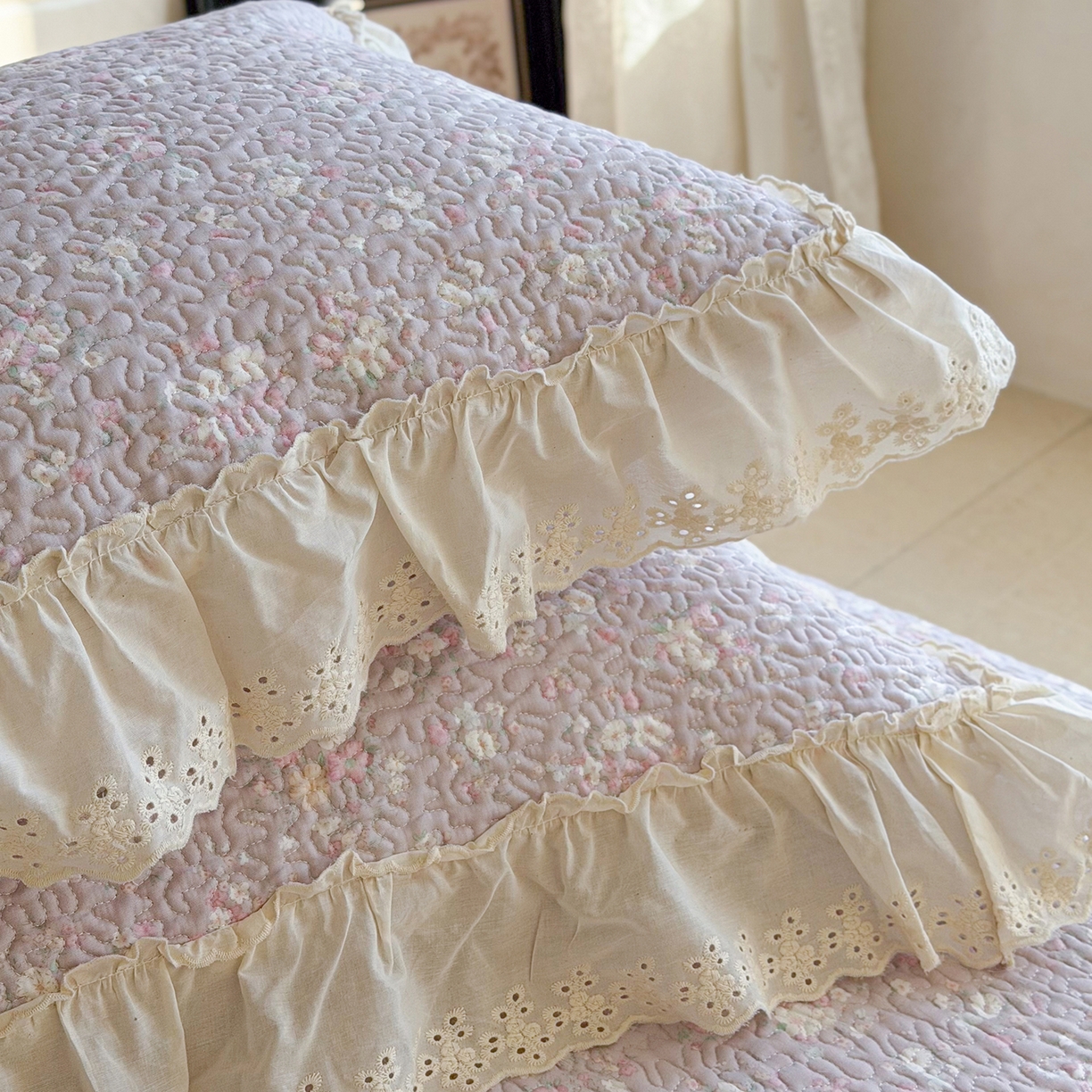 91家纺网 家纺一手货源 找家纺 琳可家居 2026新款印花全棉双层纱床盖棉布花边高温水洗A类标准夹棉可机洗 山岚绮梦