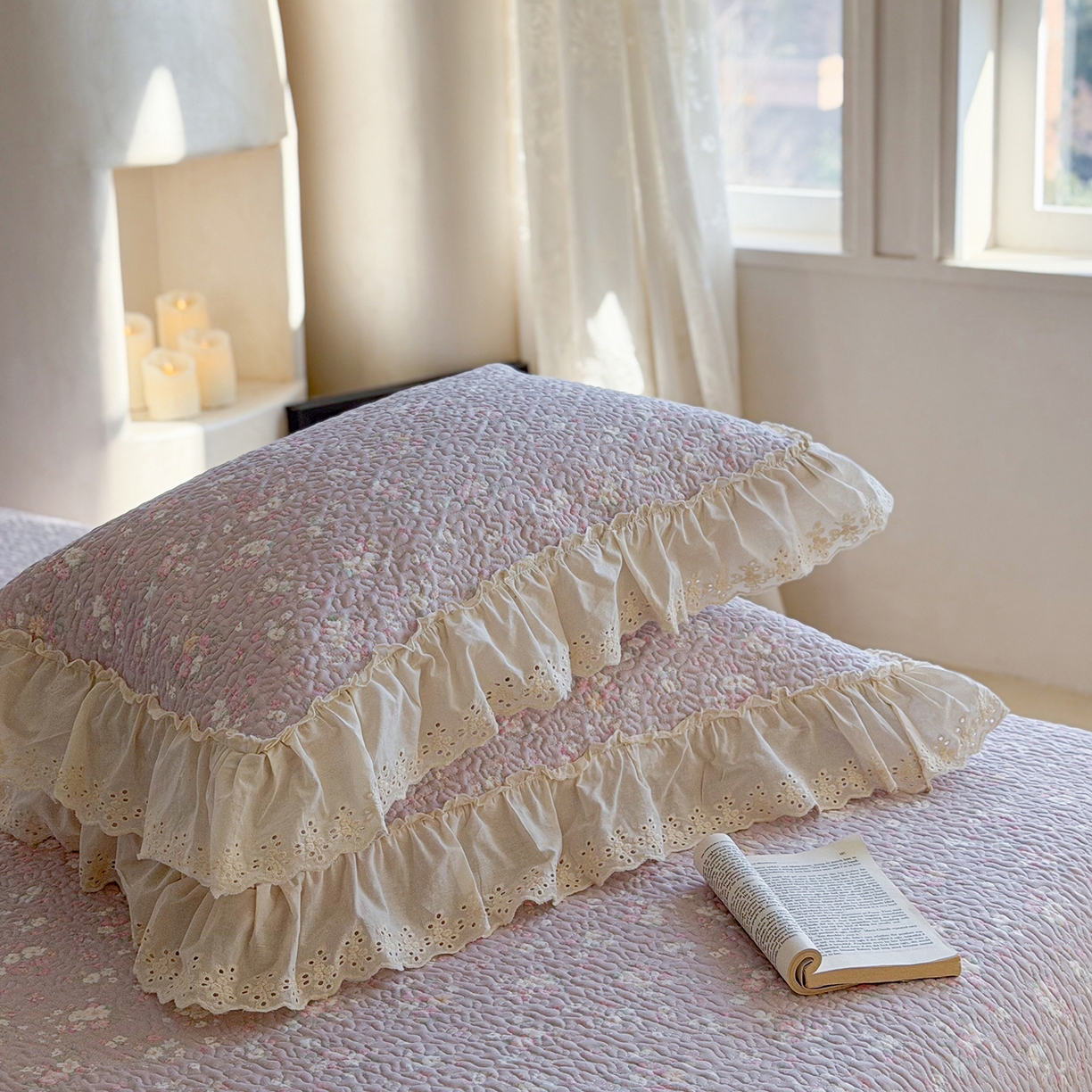 91家纺网 家纺一手货源 找家纺 琳可家居 2026新款印花全棉双层纱床盖棉布花边高温水洗A类标准夹棉可机洗 山岚绮梦