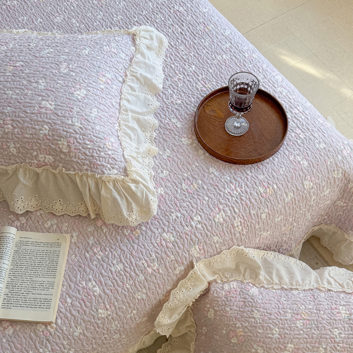 91家纺网 家纺一手货源 找家纺 琳可家居 2026新款印花全棉双层纱床盖棉布花边高温水洗A类标准夹棉可机洗 山岚绮梦