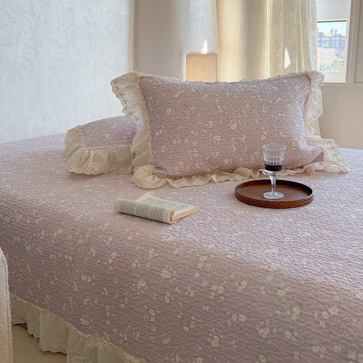 91家纺网 家纺一手货源 找家纺 琳可家居 2026新款印花全棉双层纱床盖棉布花边高温水洗A类标准夹棉可机洗 山岚绮梦