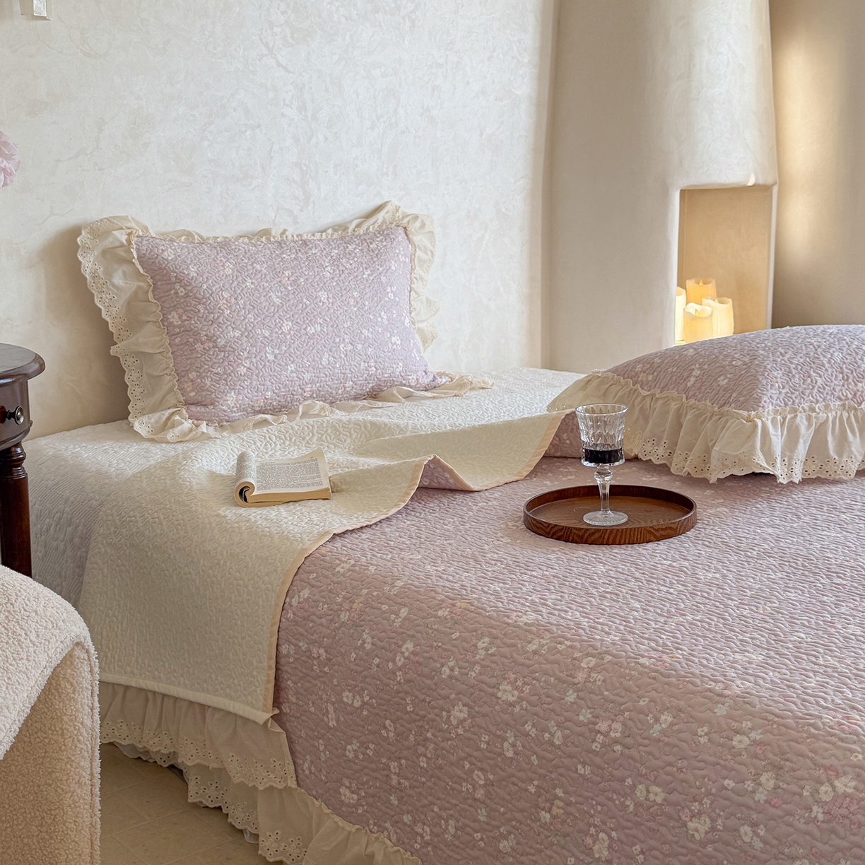 91家纺网 家纺一手货源 找家纺 琳可家居 2026新款印花全棉双层纱床盖棉布花边高温水洗A类标准夹棉可机洗 山岚绮梦