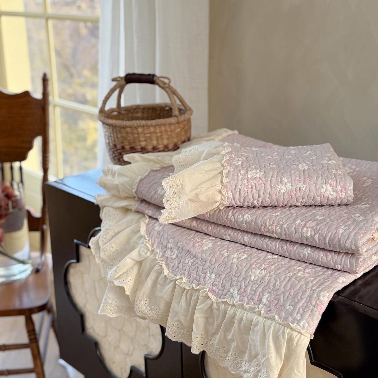 91家纺网 家纺一手货源 找家纺 琳可家居 2026新款印花全棉双层纱床盖棉布花边高温水洗A类标准夹棉可机洗 山岚绮梦