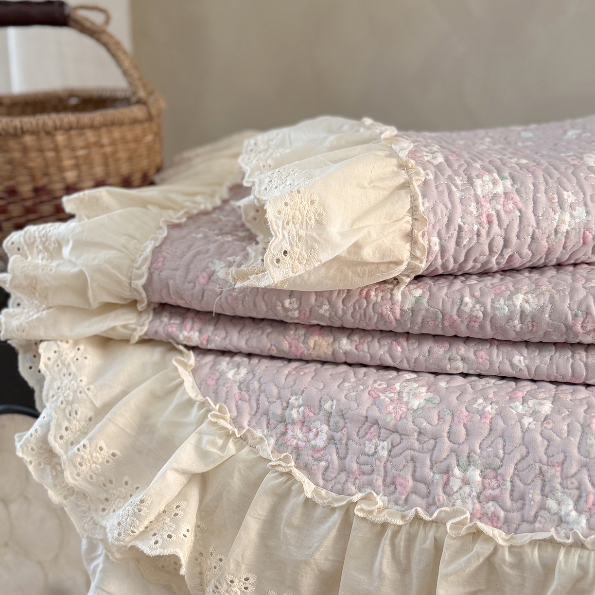 91家纺网 家纺一手货源 找家纺 琳可家居 2026新款印花全棉双层纱床盖棉布花边高温水洗A类标准夹棉可机洗 山岚绮梦