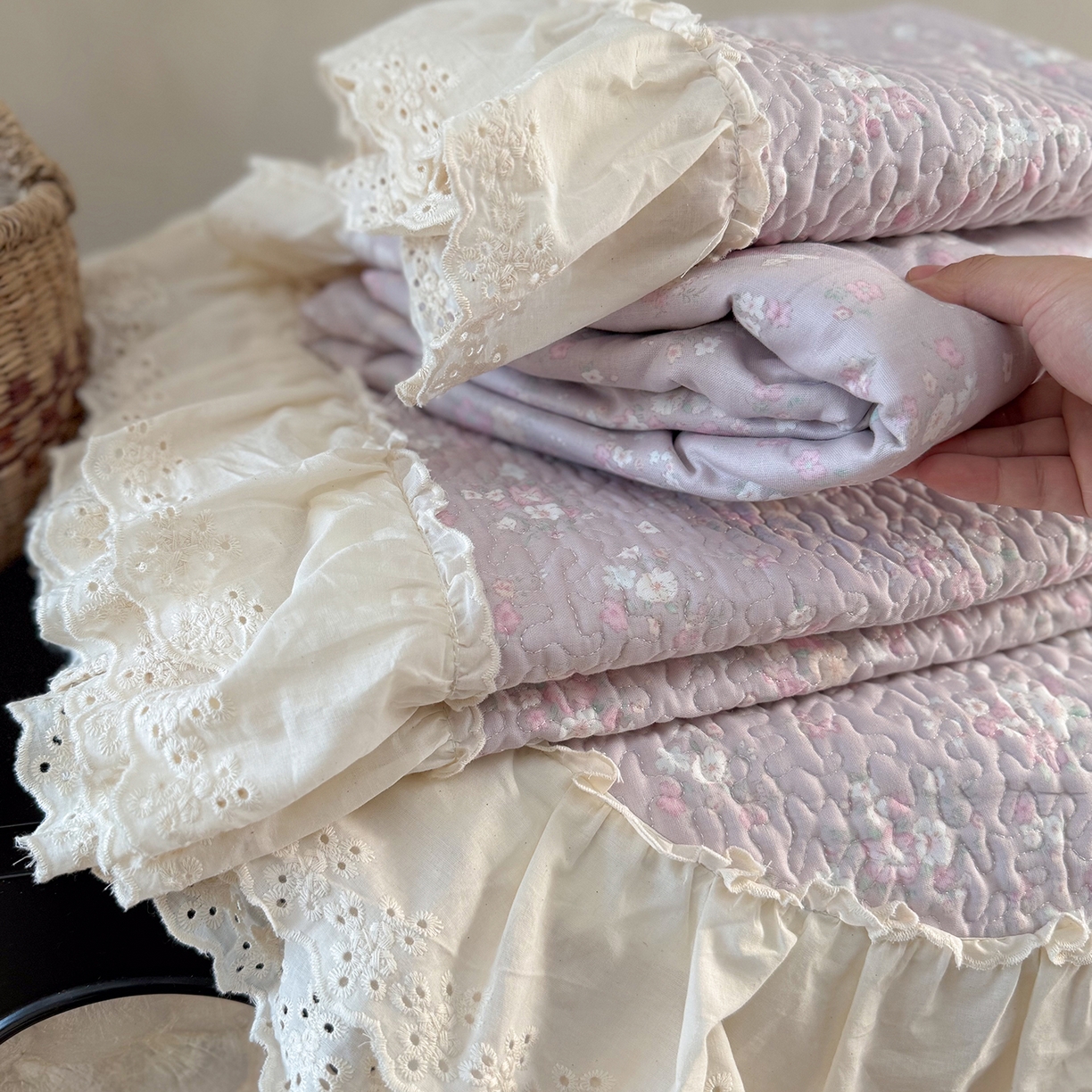 91家纺网 家纺一手货源 找家纺 琳可家居 2026新款印花全棉双层纱床盖棉布花边高温水洗A类标准夹棉可机洗 山岚绮梦