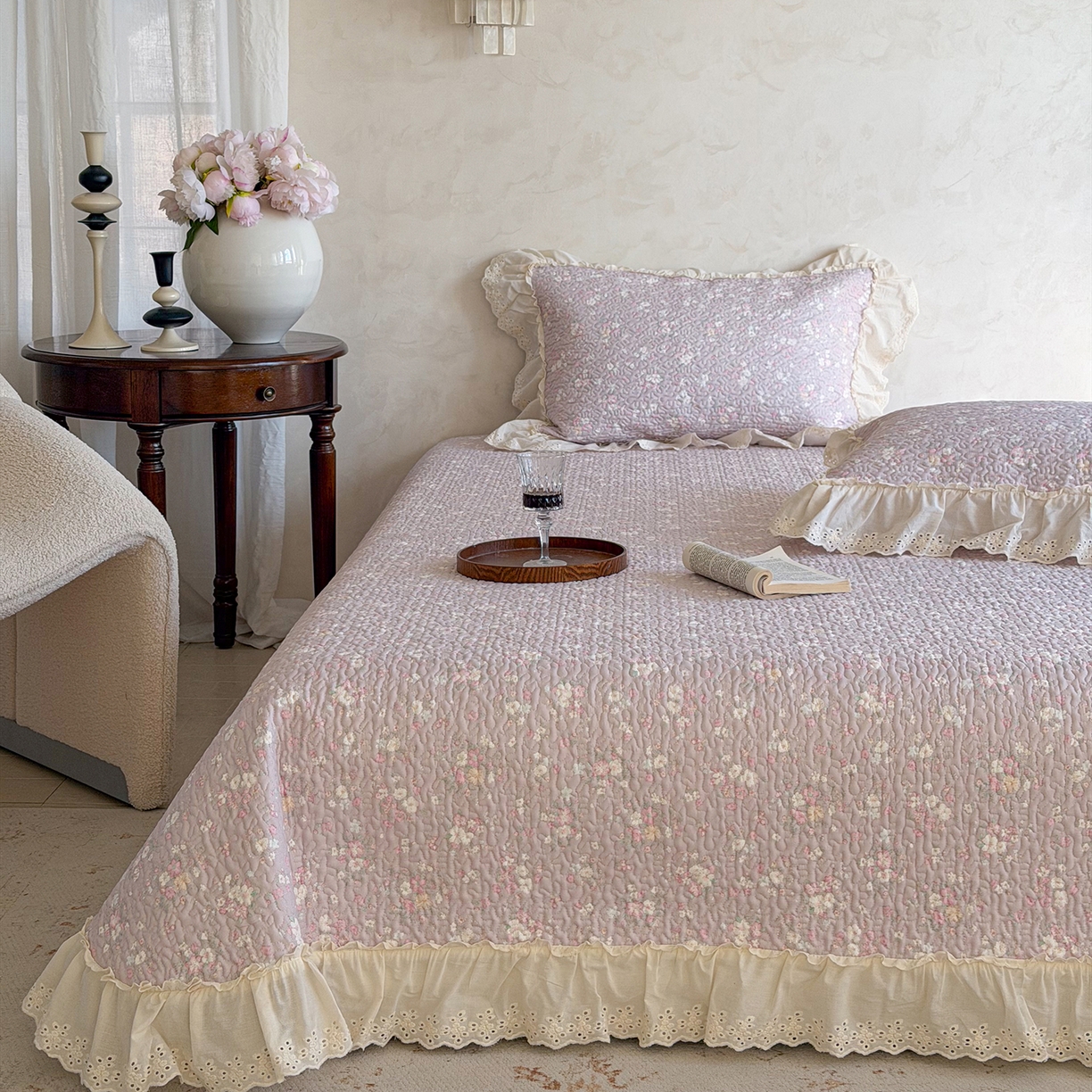 91家纺网 家纺一手货源 找家纺 琳可家居 2026新款印花全棉双层纱床盖棉布花边高温水洗A类标准夹棉可机洗 山岚绮梦