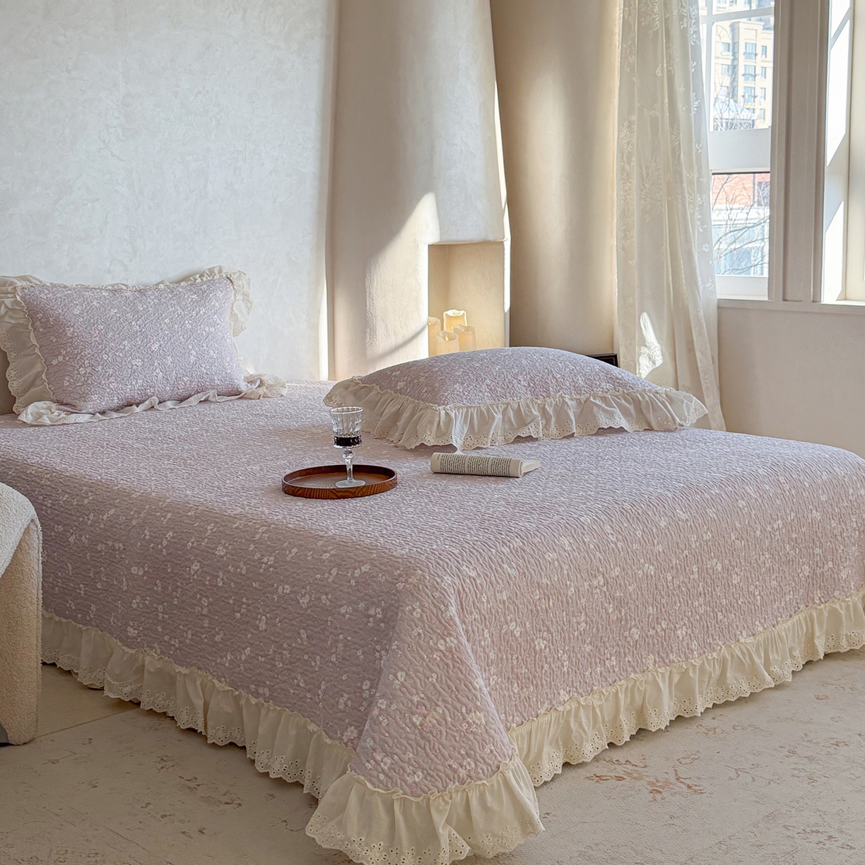 91家纺网 家纺一手货源 找家纺 琳可家居 2026新款印花全棉双层纱床盖棉布花边高温水洗A类标准夹棉可机洗 山岚绮梦