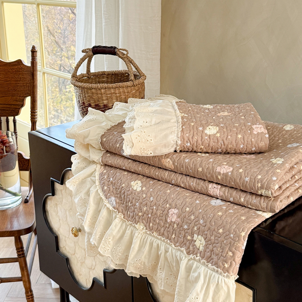 91家纺网 家纺一手货源 找家纺 琳可家居 2026新款印花全棉双层纱床盖棉布花边高温水洗A类标准夹棉可机洗 熊熊乐园