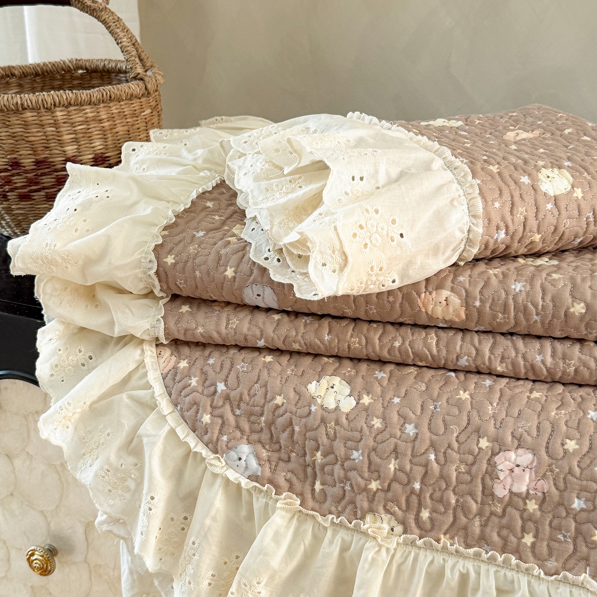 91家纺网 家纺一手货源 找家纺 琳可家居 2026新款印花全棉双层纱床盖棉布花边高温水洗A类标准夹棉可机洗 熊熊乐园