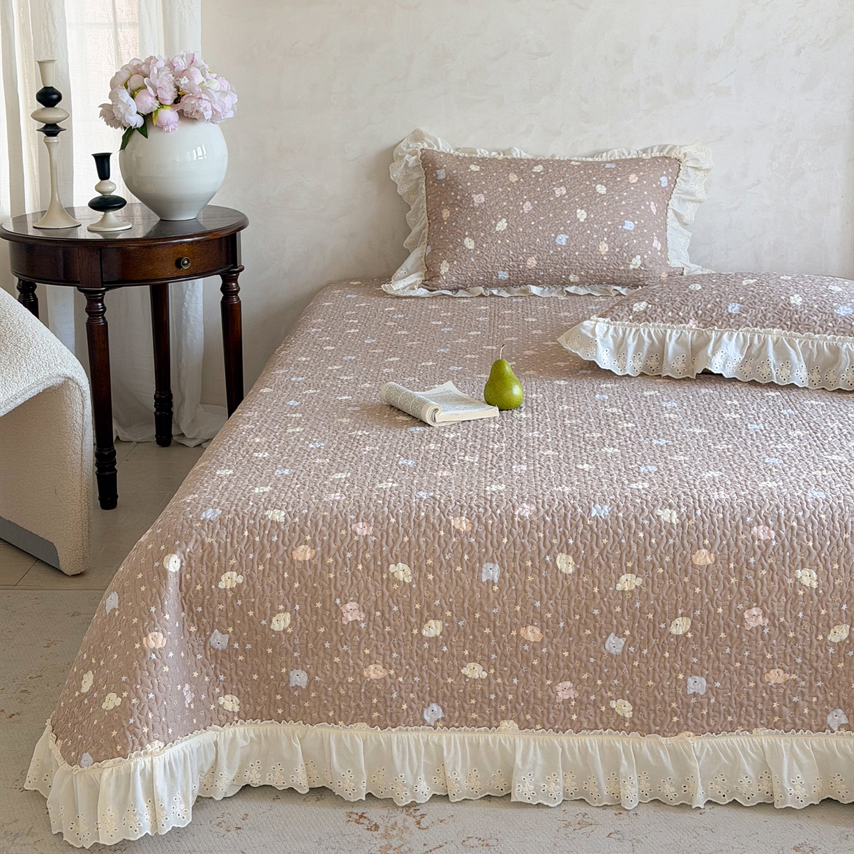 91家纺网 家纺一手货源 找家纺 琳可家居 2026新款印花全棉双层纱床盖棉布花边高温水洗A类标准夹棉可机洗 熊熊乐园