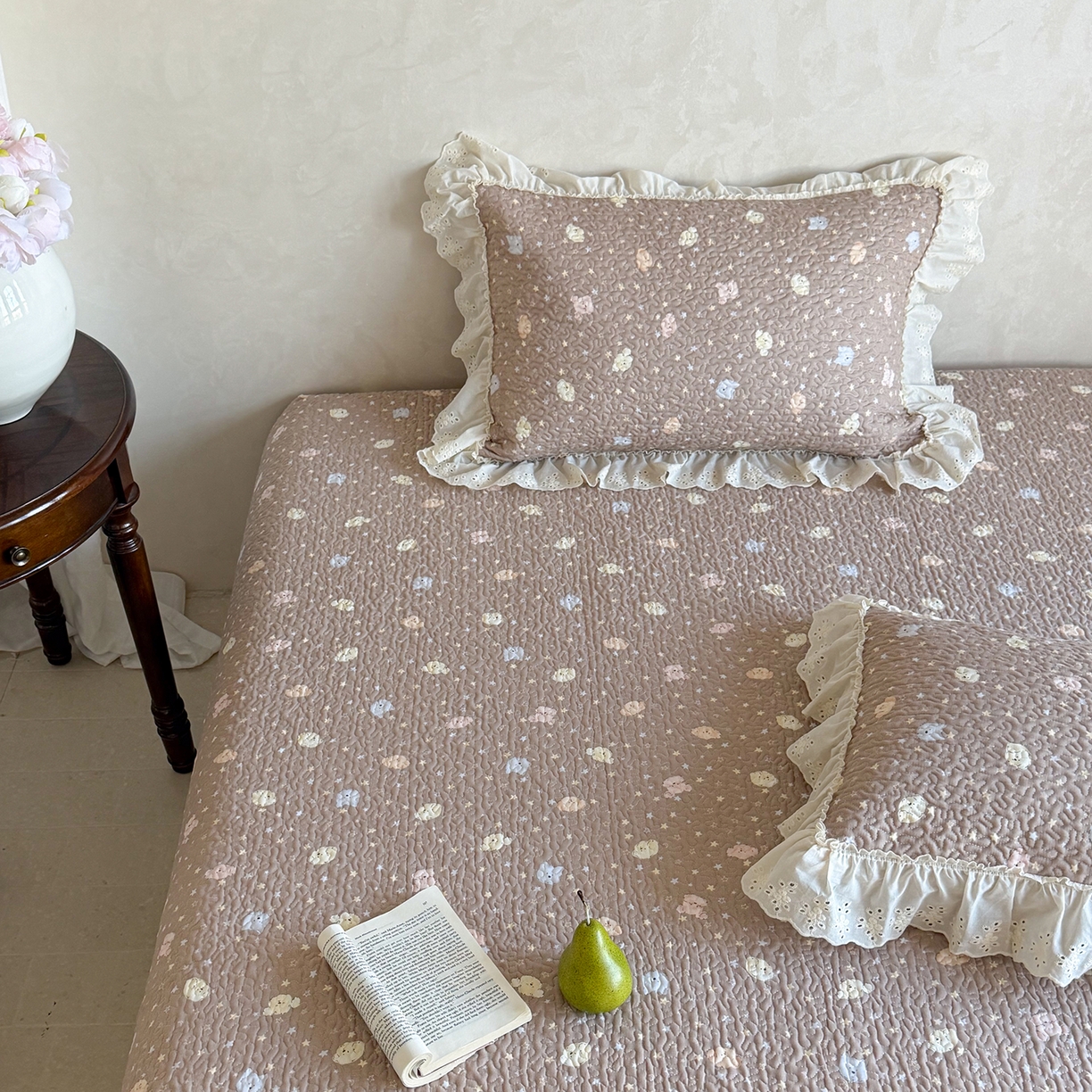 91家纺网 家纺一手货源 找家纺 琳可家居 2026新款印花全棉双层纱床盖棉布花边高温水洗A类标准夹棉可机洗 熊熊乐园