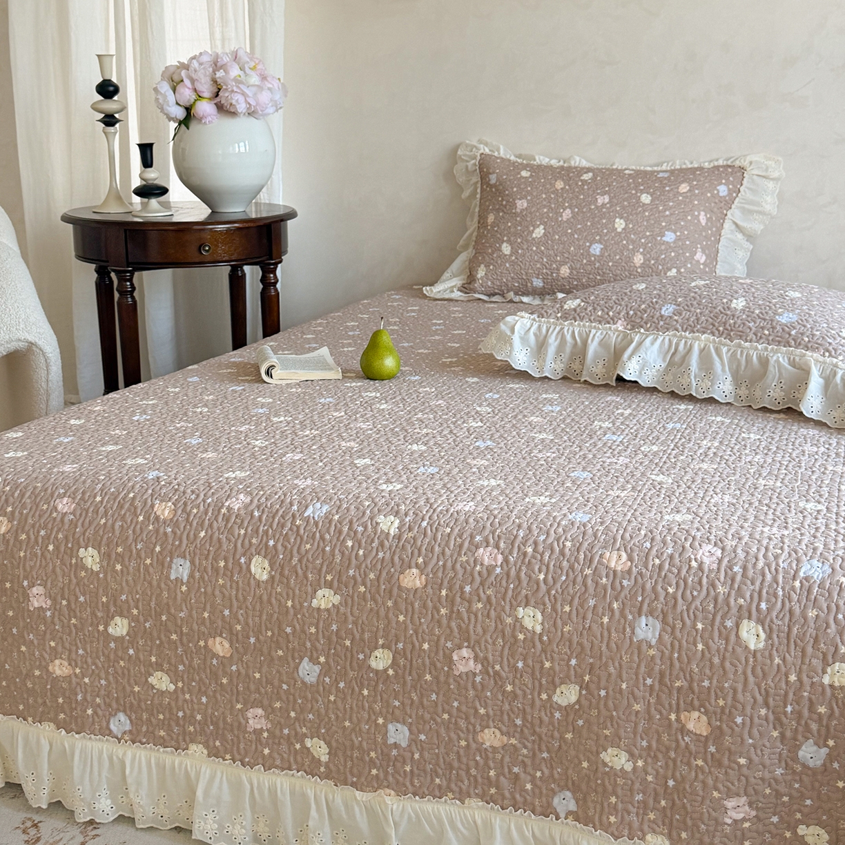 91家纺网 家纺一手货源 找家纺 琳可家居 2026新款印花全棉双层纱床盖棉布花边高温水洗A类标准夹棉可机洗 熊熊乐园