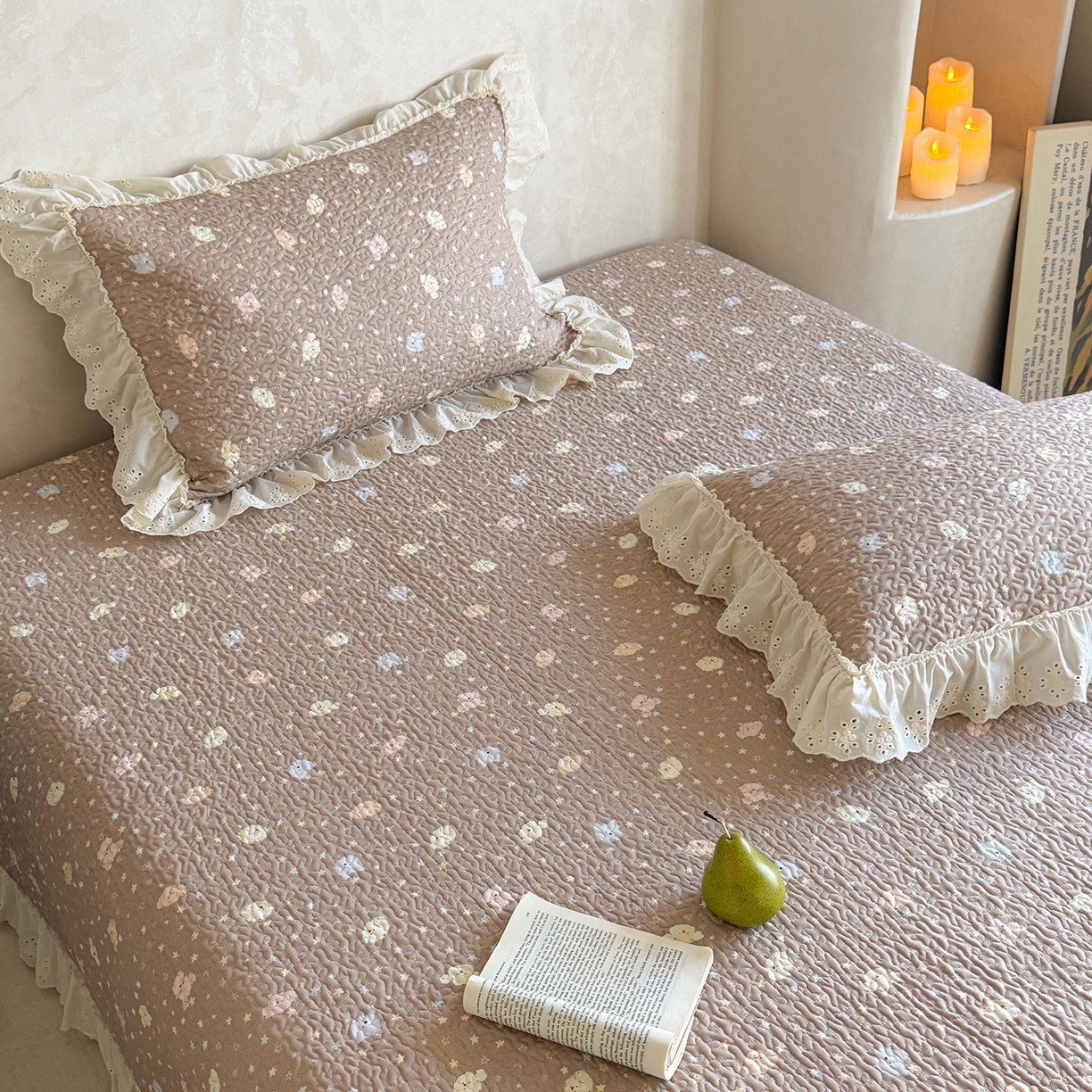 91家纺网 家纺一手货源 找家纺 琳可家居 2026新款印花全棉双层纱床盖棉布花边高温水洗A类标准夹棉可机洗 熊熊乐园