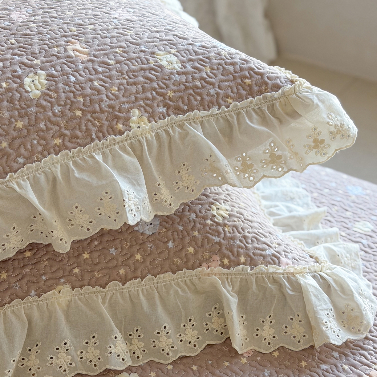 91家纺网 家纺一手货源 找家纺 琳可家居 2026新款印花全棉双层纱床盖棉布花边高温水洗A类标准夹棉可机洗 熊熊乐园