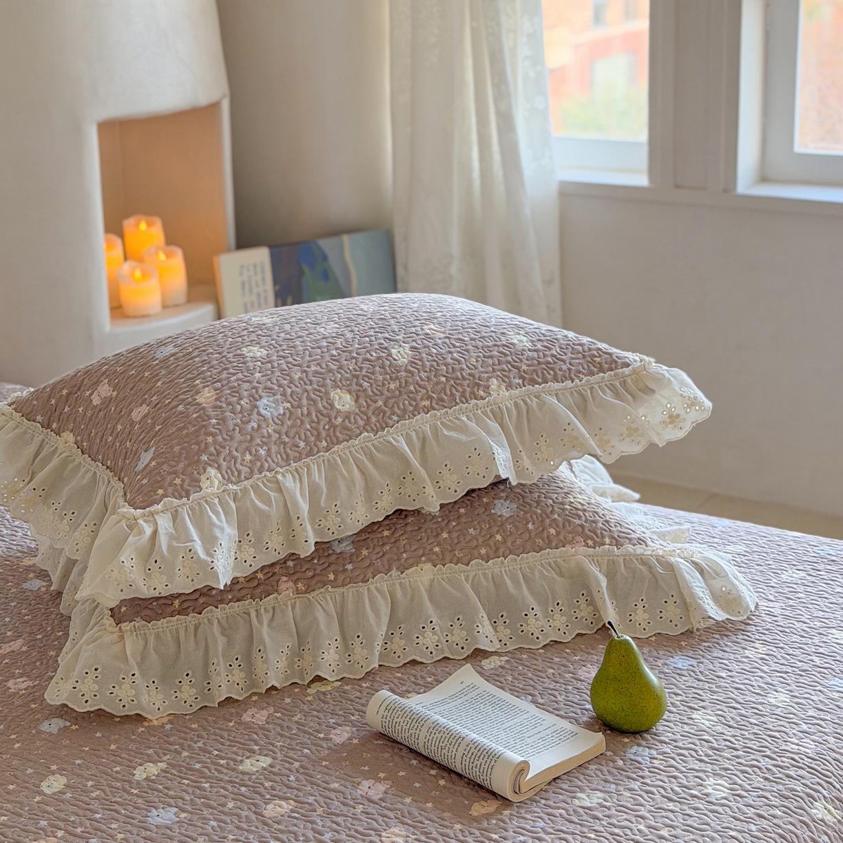 91家纺网 家纺一手货源 找家纺 琳可家居 2026新款印花全棉双层纱床盖棉布花边高温水洗A类标准夹棉可机洗 熊熊乐园