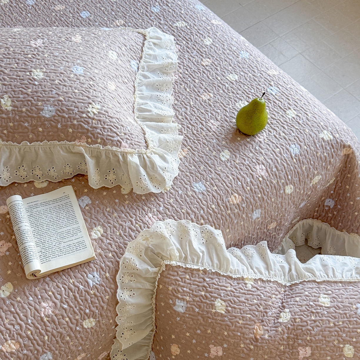 91家纺网 家纺一手货源 找家纺 琳可家居 2026新款印花全棉双层纱床盖棉布花边高温水洗A类标准夹棉可机洗 熊熊乐园