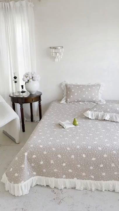 91家纺网 家纺一手货源 找家纺 琳可家居 2026新款印花全棉双层纱床盖棉布花边高温水洗A类标准夹棉可机洗 熊熊乐园