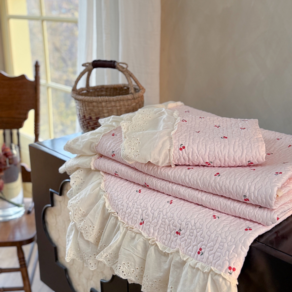 91家纺网 家纺一手货源 找家纺 琳可家居 2026新款印花全棉双层纱床盖棉布花边高温水洗A类标准夹棉可机洗 樱桃