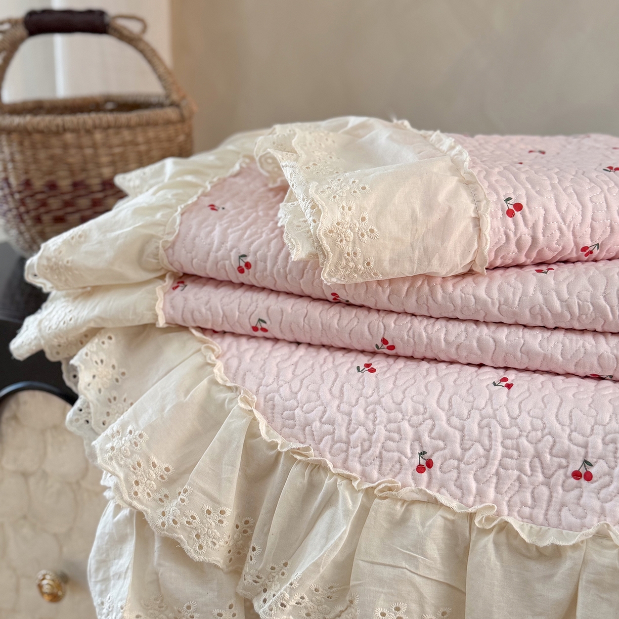 91家纺网 家纺一手货源 找家纺 琳可家居 2026新款印花全棉双层纱床盖棉布花边高温水洗A类标准夹棉可机洗 樱桃