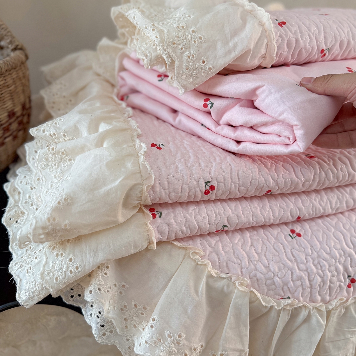 91家纺网 家纺一手货源 找家纺 琳可家居 2026新款印花全棉双层纱床盖棉布花边高温水洗A类标准夹棉可机洗 樱桃