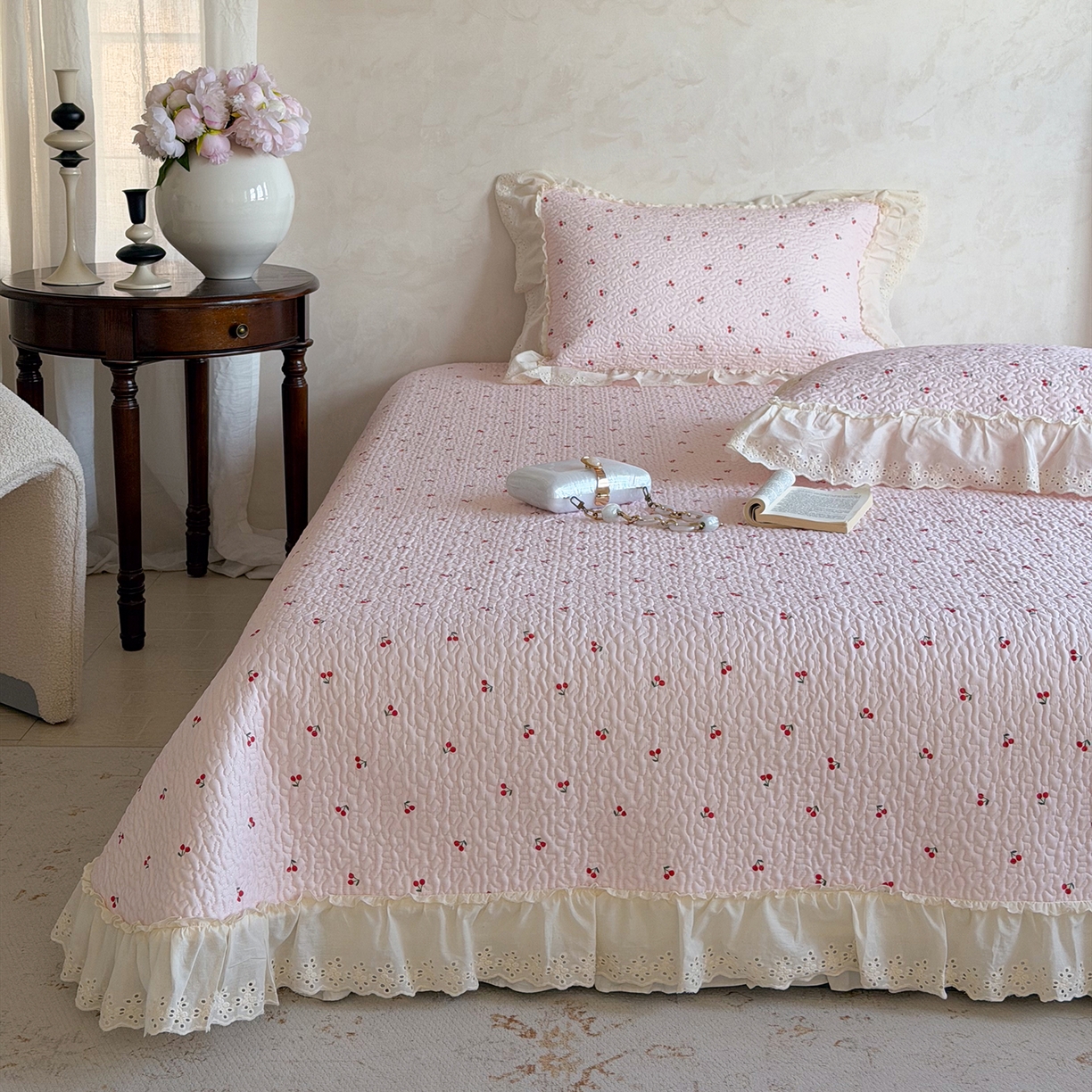 91家纺网 家纺一手货源 找家纺 琳可家居 2026新款印花全棉双层纱床盖棉布花边高温水洗A类标准夹棉可机洗 樱桃